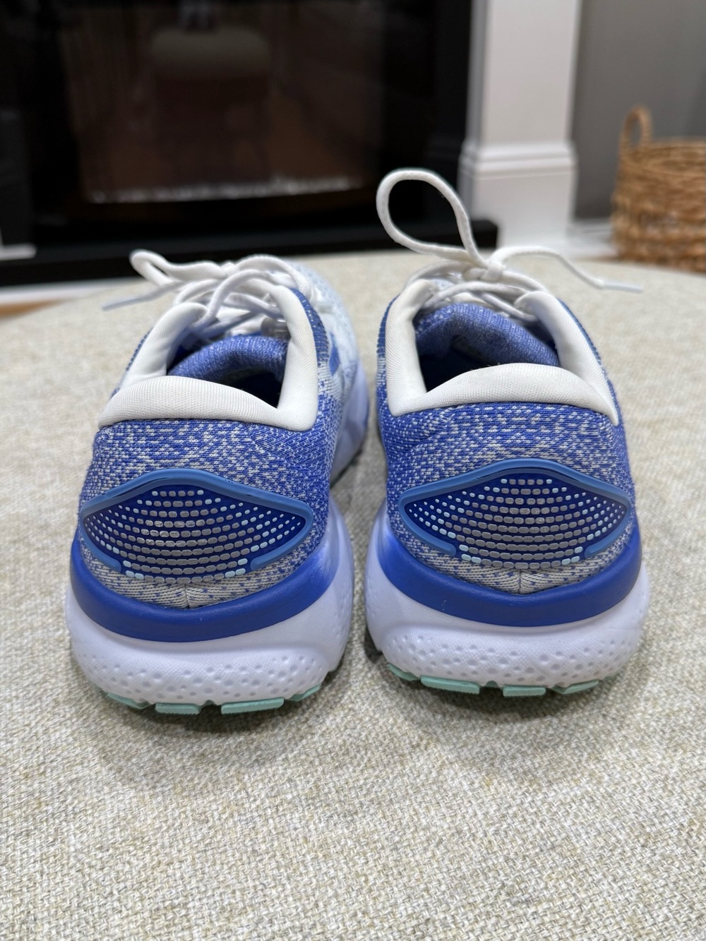 Brooks Women's Running Sneakers in White and Blue Gradient size 9 - Picture 4 of 7